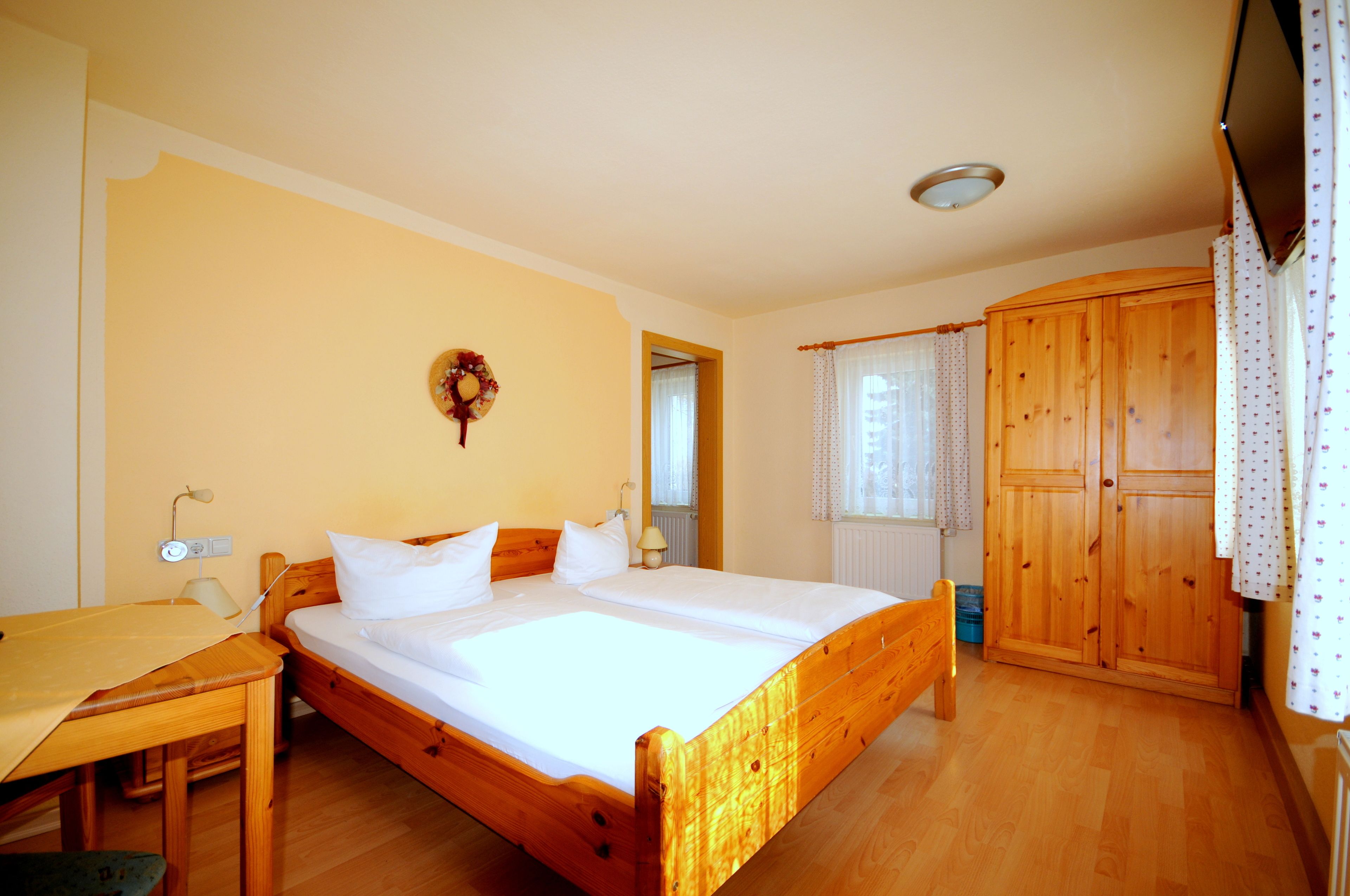 Double Room, 1 Queen Bed, Non Smoking, Refrigerator | Desk, free WiFi, bed sheets