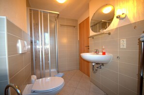Doppia Standard, 1 letto queen, non fumatori, frigorifero | Bagno | Doccia, soffione a pioggia, asciugacapelli, asciugamani