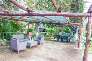 Outdoor dining - House with private pool. Quiet Location. Fenced/secured pool area (Santa Restituta)