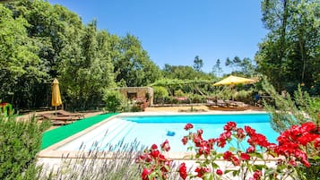 Piscina all'aperto, lettini