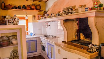 KĂŒhlschrank, Ofen, Herdplatte, Wasserkocher mit Kaffee-/Teezubehör