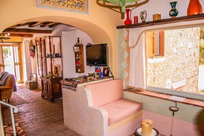 TV, DVD player, stereo - House with private pool. Quiet Location. Fenced/secured pool area (Santa Restituta)