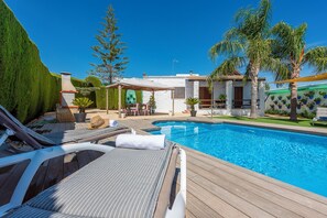 Outdoor pool - Holiday Villa in Seville Countryside. Private pool, a.a., tv sat, free wifi (Lantejuela, La)