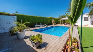A swimming pool with lounge chairs, a barbecue area, and potted plants. - Holiday Villa in Seville Countryside. Private pool, a.a., tv sat, free wifi (Lantejuela, La)