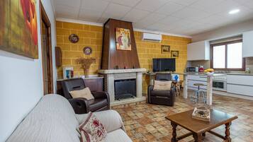 Smart TV, fireplace