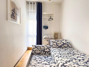1 habitación, tabla de planchar con plancha, cuna de viaje y wifi 