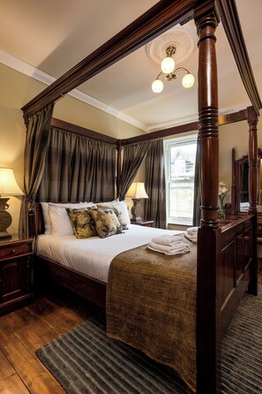 2 bedrooms, iron/ironing board, internet, bed sheets - 2BD Historic Home in Heart of Edinburgh (Edinburgh)