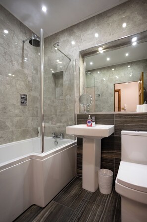 Bathtub, hair dryer, soap, shampoo - 2BD Historic Home in Heart of Edinburgh (Edinburgh)