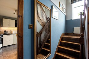 Eine Treppe mit hölzernen Geländern und einer blauen Wand.