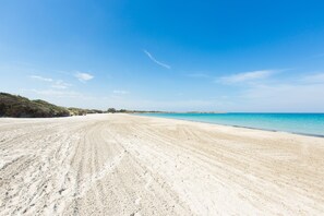 Sur la plage, chaise longue