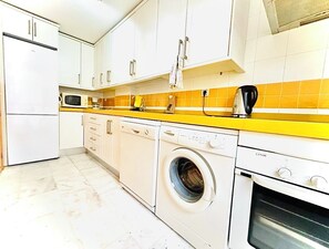 Frigorífic, microones, forn i placa de cuina 