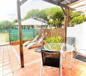 Outdoor dining - Splendid, luxurious beach holiday house near fishing villages. A/C pool** (Nuevo Portil)