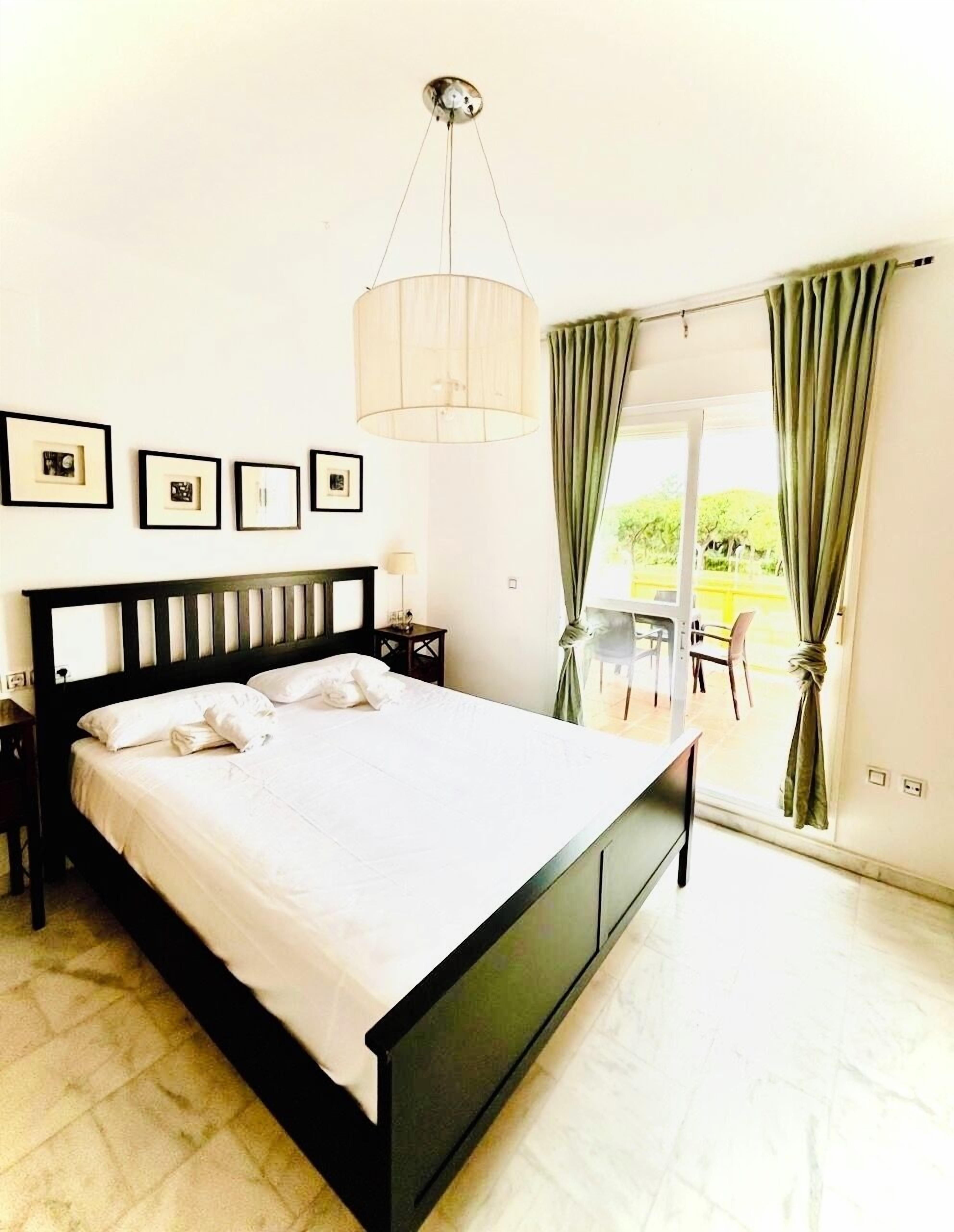 3 chambres, coffres-forts dans les chambres, fer et planche à repasser