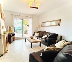 TV, video games, DVD player, books - Splendid, luxurious beach holiday house near fishing villages. A/C pool** (Nuevo Portil)