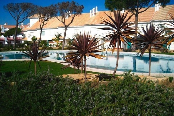Espace détente: Piscine et superbes bleu plages!