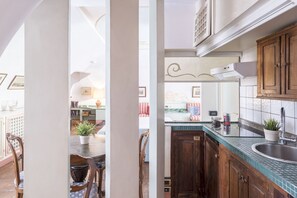 Fridge, microwave, stovetop, toaster - Piazza Colonna Apartment - Charme Holidays (Rome)