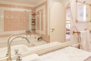 Shower, hair dryer, towels, toilet paper - Piazza Colonna Apartment - Charme Holidays (Rome)
