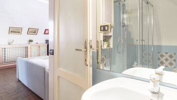 Dusche, Haartrockner, Handtücher, Toilettenpapier