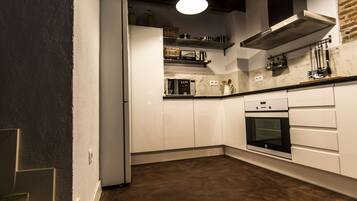 Kühlschrank, Mikrowelle, Ofen, Herdplatte