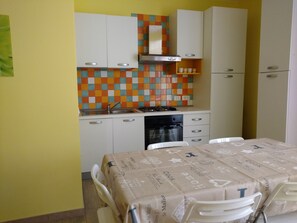 Frigorifero, forno, piano cottura, macchina per tè/caffè
