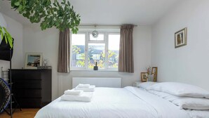 2 soverom, skrivebord, strykejern/-brett og internettilgang