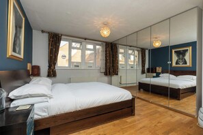 2 bedrooms, desk, iron/ironing board, internet