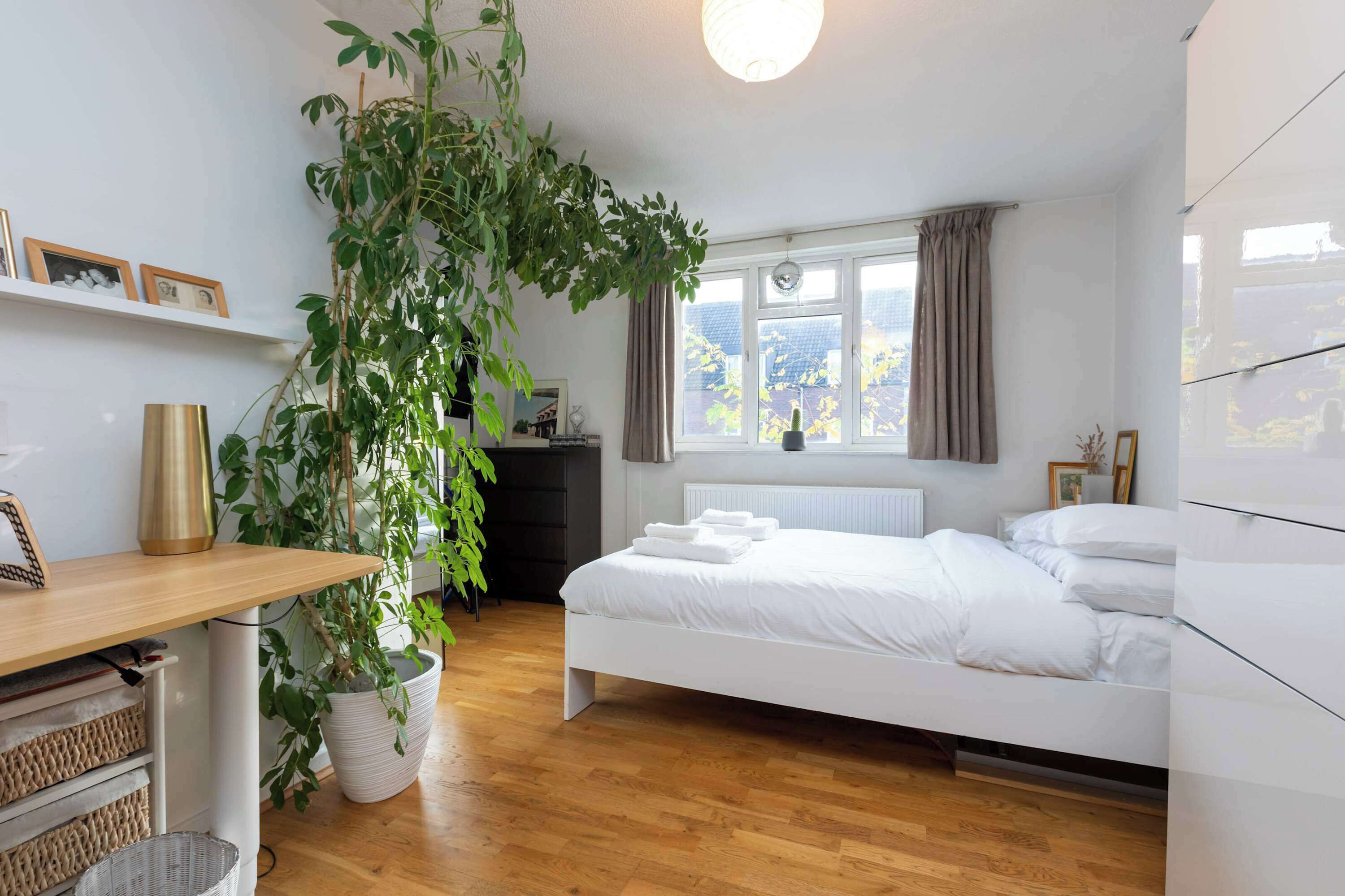 2 bedrooms, desk, iron/ironing board, Internet