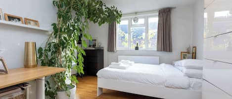 2 bedrooms, desk, iron/ironing board, Internet