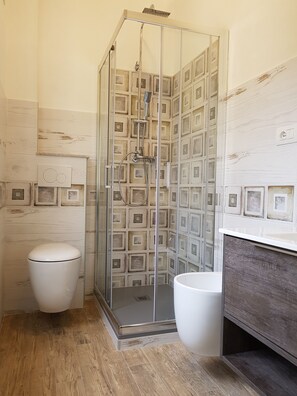 Shower, hair dryer, bidet, towels - Bright Apartment by the Sea (CIN: IT011017C2XY7OAMU4) (Levanto)