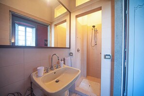 SĂšche-cheveux, bidet, serviettes fournies, savon