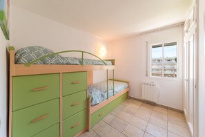 2 slaapkamers, een strijkplank/strijkijzer, gratis wifi, beddengoed