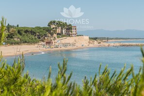 Beach - Elena: Apartment with communal pool and sea views (L'Escala)