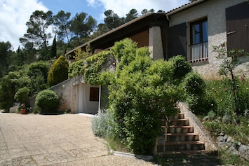 Entrée de l'appartement du bas entiÚrement independent