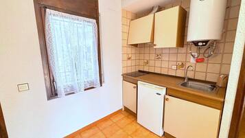 KylskÄp, mikrovÄgsugn, kaffe- och tebryggare och grytor/köksredskap