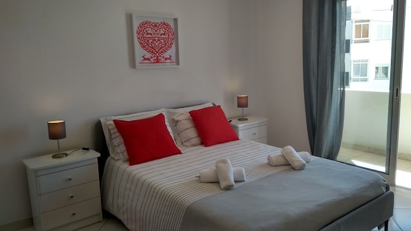 1 slaapkamer, een strijkplank/strijkijzer, gratis wifi, beddengoed