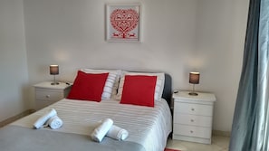 1 slaapkamer, een strijkplank/strijkijzer, gratis wifi, beddengoed