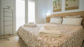 1 slaapkamer, een bureau, een strijkplank/strijkijzer, reisbedje