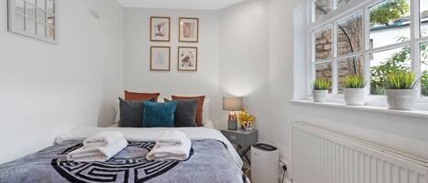 1 chambre, fer et planche à repasser, lit de bébé portatif