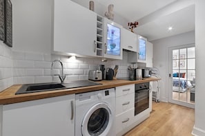 Fridge, microwave, oven, stovetop - Stylish Apartment (London)
