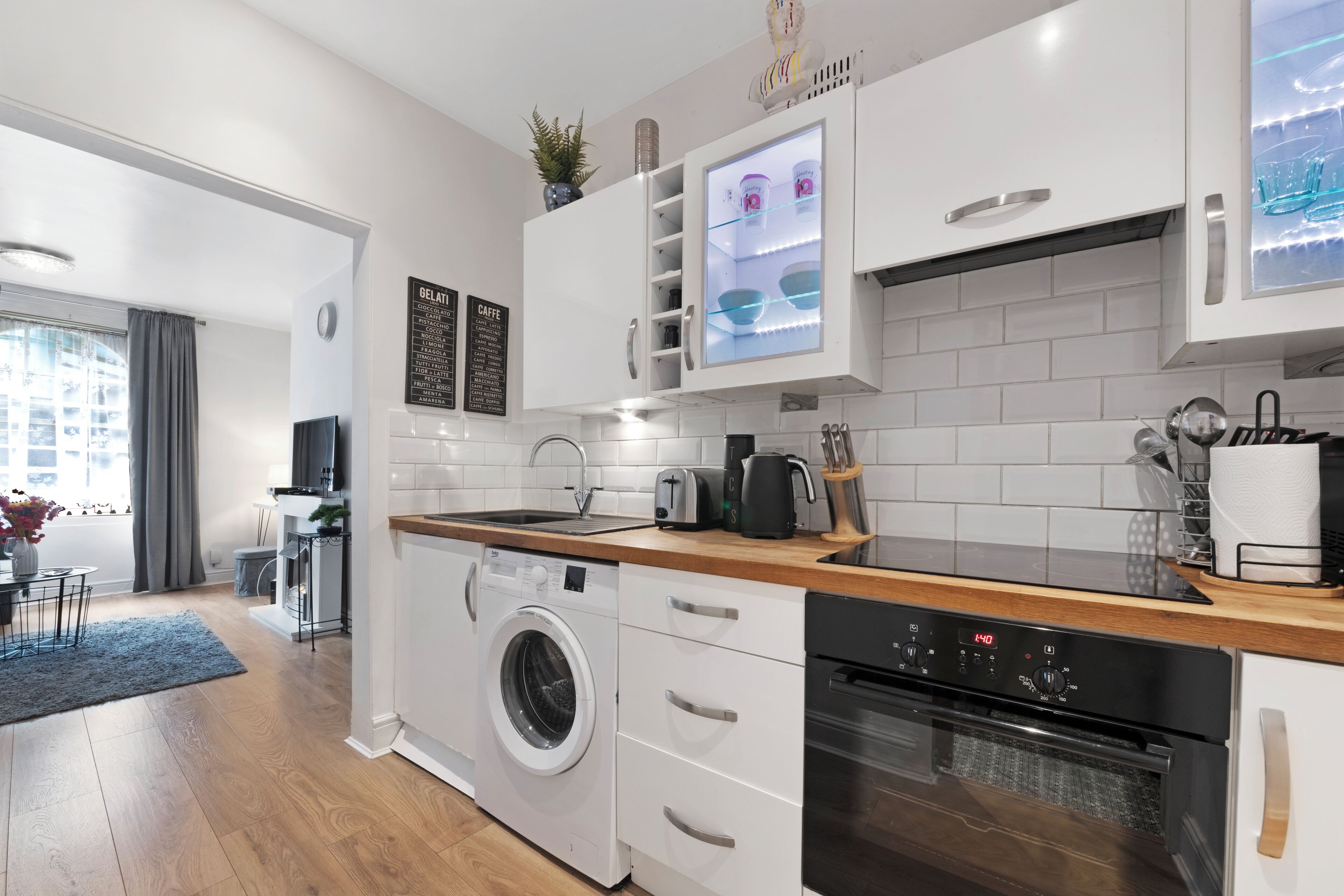 Réfrigérateur, micro-ondes, four, plaque de cuisson