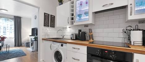 Kühlschrank, Mikrowelle, Ofen, Herdplatte