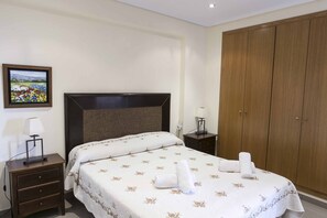 2 slaapkamers, een strijkplank/strijkijzer, gratis wifi, beddengoed