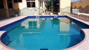 Pool - Modern Three bedroom serviced  apartment with  pool- fully self contained  V2  (Accra)