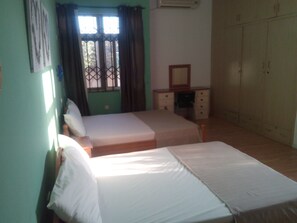 3 slaapkamers, een bureau, een strijkplank/strijkijzer, wifi