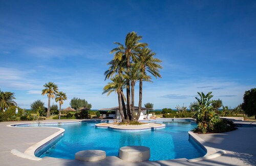 Lovely appartment at 50m from the beach, with swimming pool and beach bar. 4 pers. Wifi.