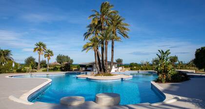 Lovely appartment at 50m from the beach, with swimming pool and beach bar. 4 pers. Wifi.