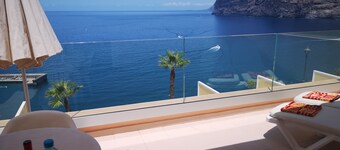 鮮明な崖の上のロマンチックなリトリート、MARINA＆SEA