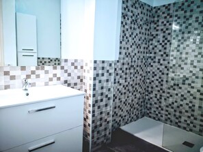 Combined shower/bathtub, bidet, towels