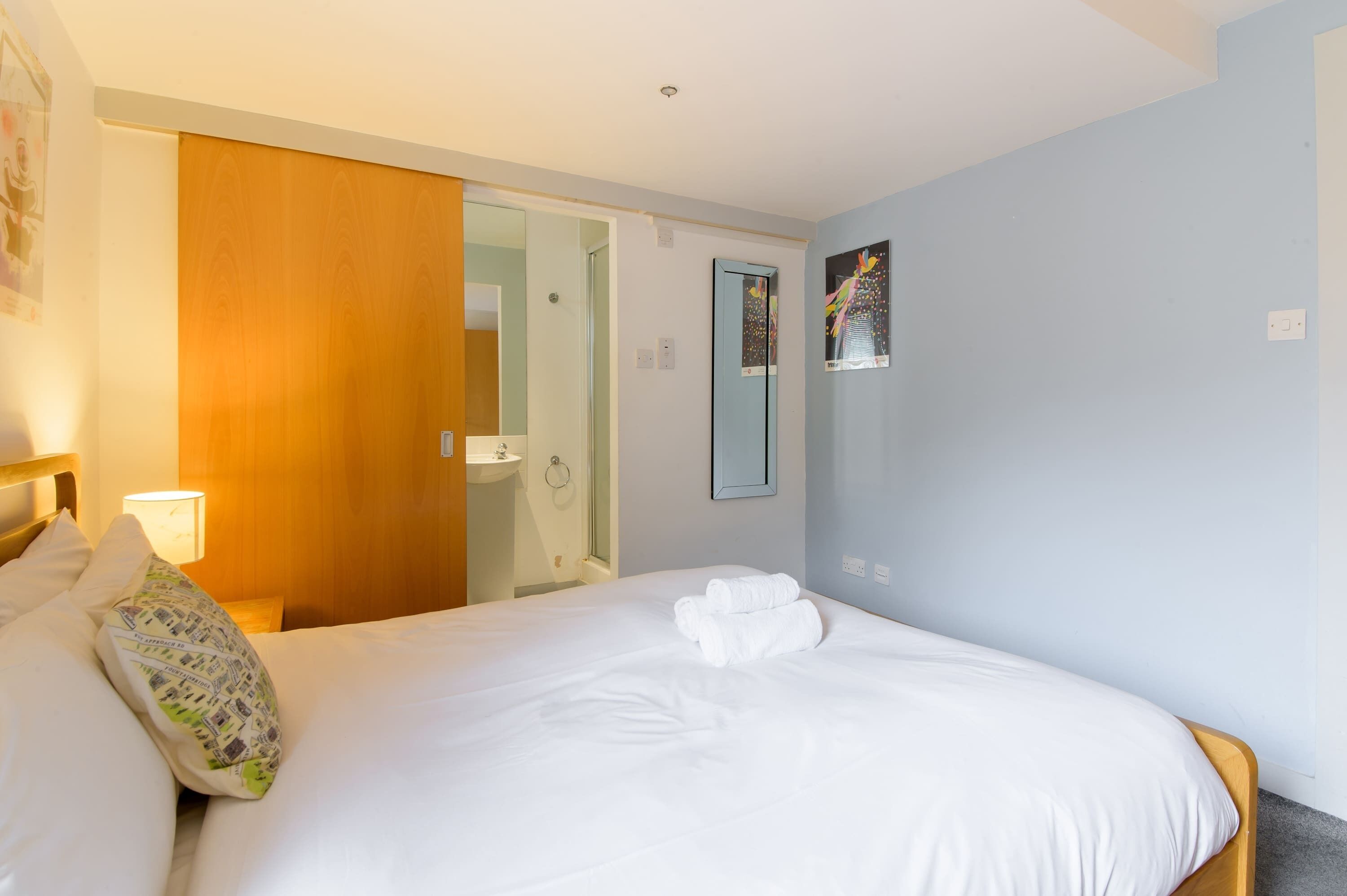 1 habitación, tabla de planchar con plancha y ropa de cama 