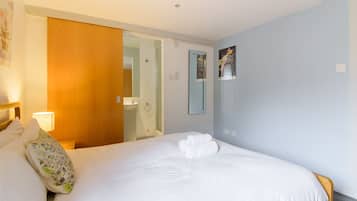 1 habitación, tabla de planchar con plancha y ropa de cama